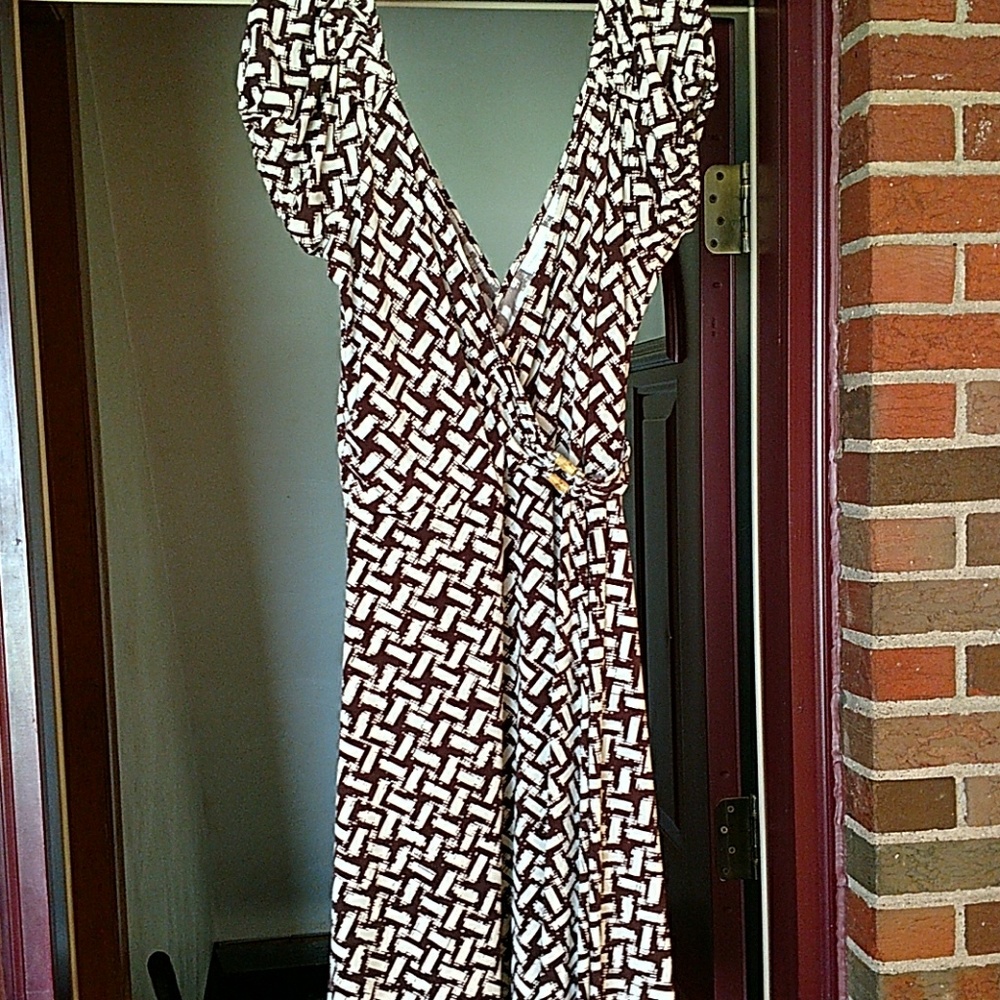 Vneck midlength dress